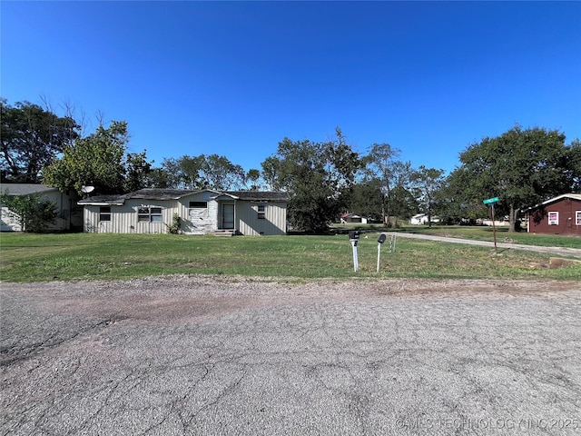 view of front facade featuring a front yard