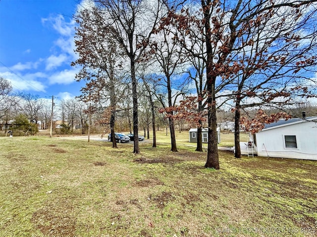 view of yard with an outbuilding