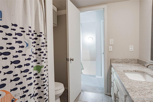 full bathroom featuring baseboards, a shower with shower curtain, toilet, tile patterned floors, and vanity