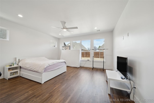 bedroom featuring baseboards, visible vents, a ceiling fan, dark wood-type flooring, and recessed lighting