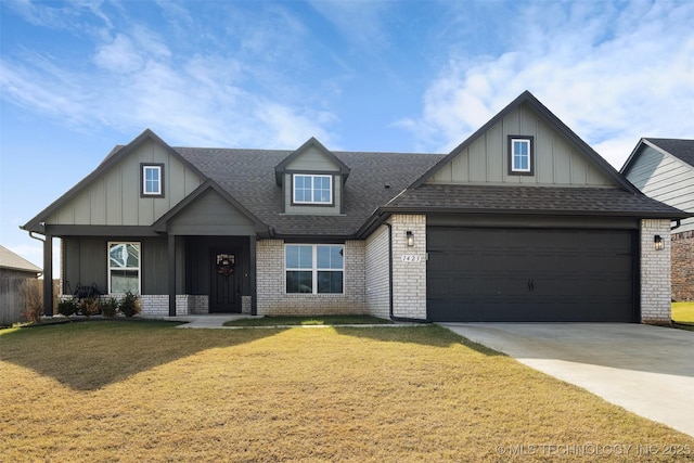 view of front of property featuring roof with shingles, a front yard, and brick siding