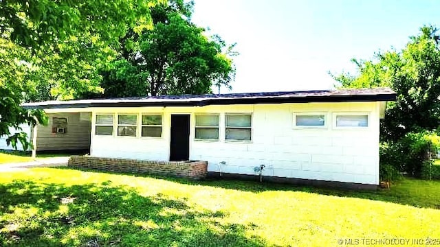 exterior space featuring a lawn