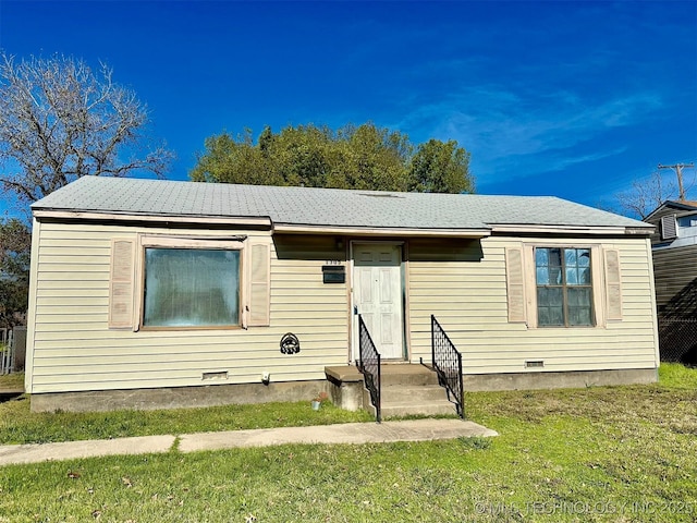 view of front facade featuring crawl space and a front yard