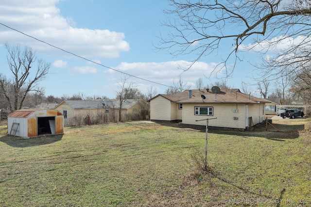 view of yard featuring a storage unit and an outdoor structure