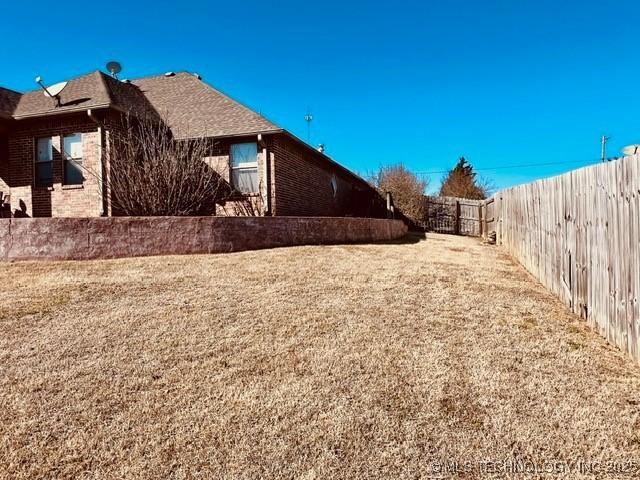 view of yard featuring a fenced backyard