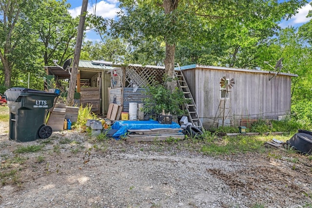 view of yard featuring an outbuilding