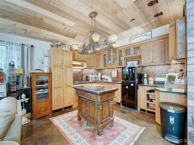 kitchen featuring wood ceiling, decorative backsplash, a sink, and freestanding refrigerator