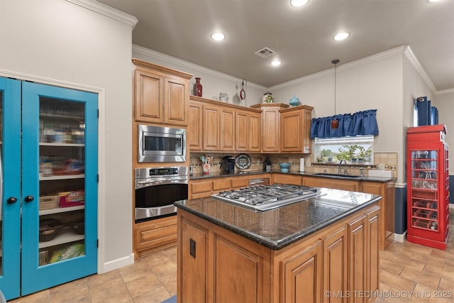 kitchen featuring stainless steel appliances, visible vents, decorative backsplash, ornamental molding, and a sink