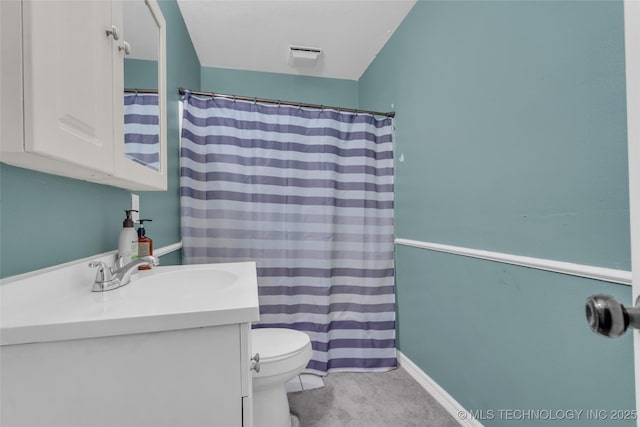 full bath featuring a shower with curtain, baseboards, vanity, and toilet