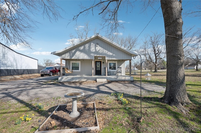 view of front of property with covered porch and aphalt driveway