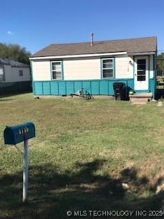 view of front of home featuring a front yard