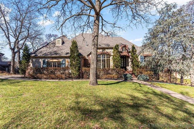 view of front facade featuring a front yard