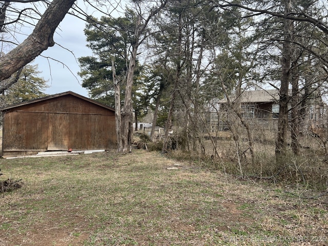 view of yard featuring a pole building and an outbuilding