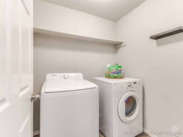 washroom with laundry area and washer and clothes dryer