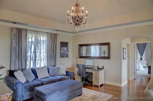 living room with ornamental molding, dark wood-style floors, arched walkways, an inviting chandelier, and baseboards