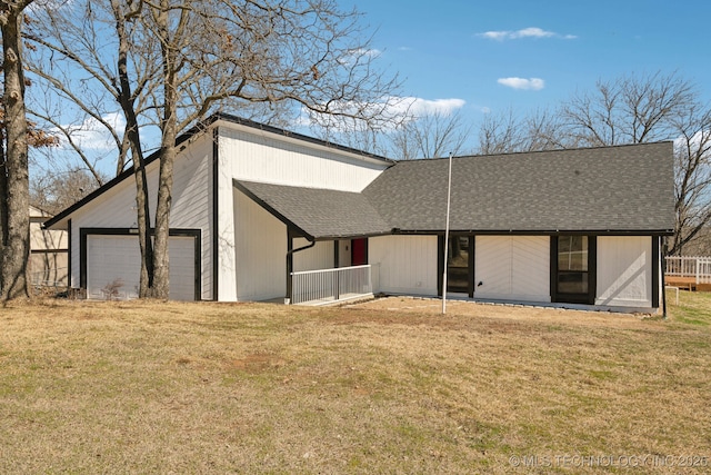 mid-century modern home featuring a front lawn, roof with shingles, and an attached garage