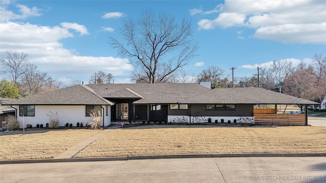 2808 E 37th Pl, Tulsa, OK 74105 - ranch-style house featuring a shingled roof and a front yard