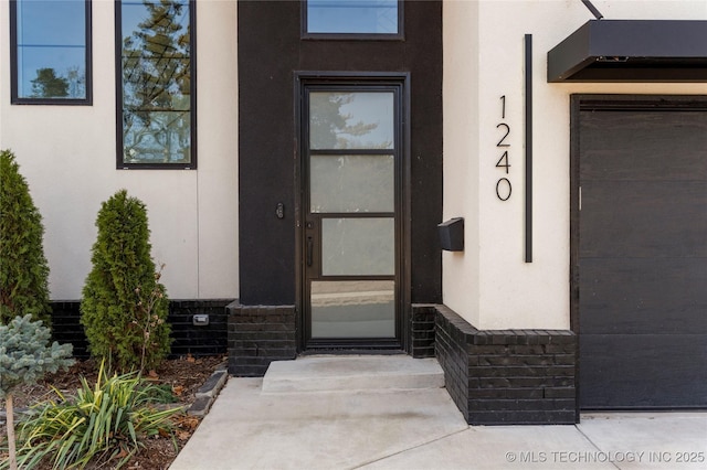 property entrance featuring stucco siding