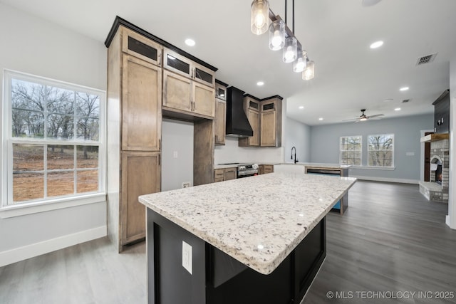 7890 N Oak Dr, Beggs, OK 74421 - kitchen with baseboards, ceiling fan, visible vents, a sink, and wood finished floors