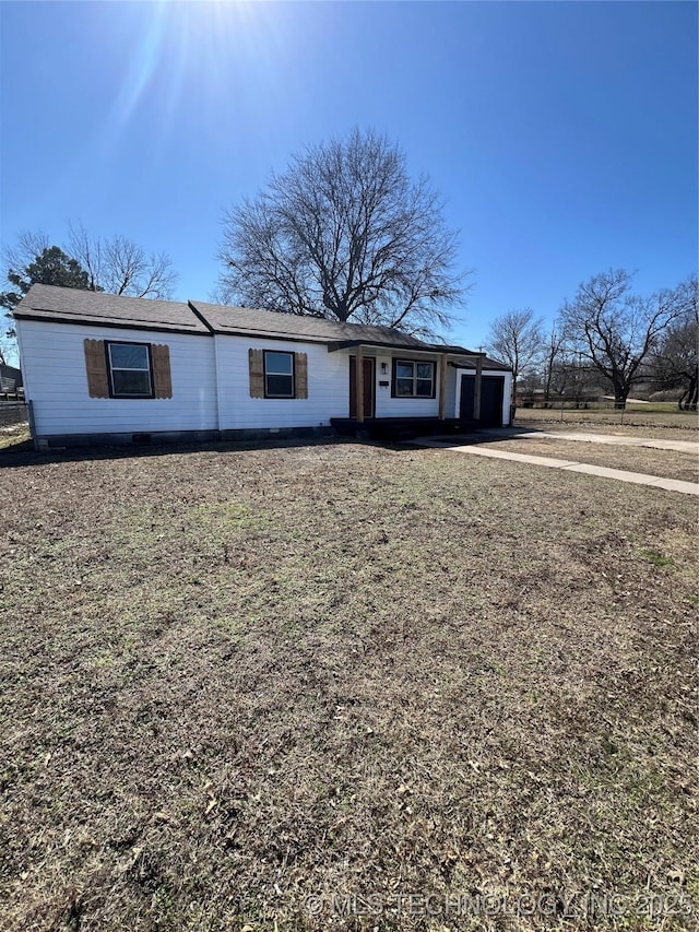 view of front facade featuring driveway and an attached garage