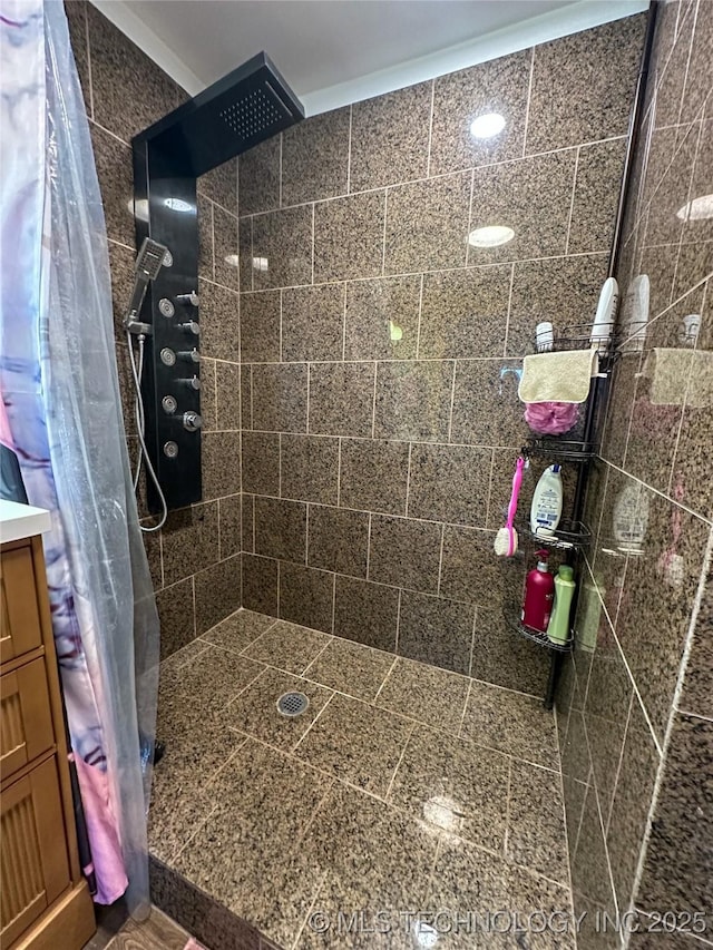 full bath with tiled shower