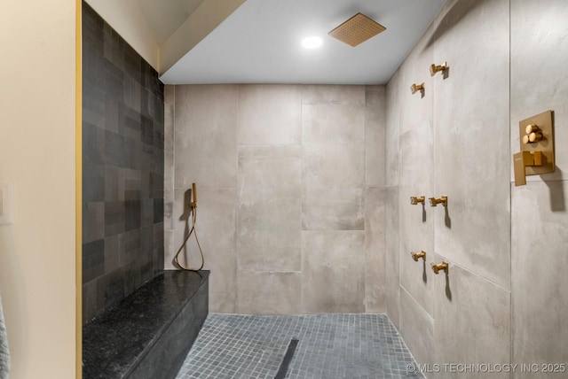 full bathroom featuring a tile shower