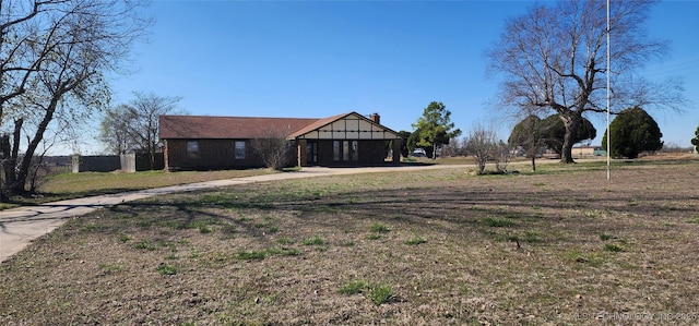 view of front of property featuring a front yard