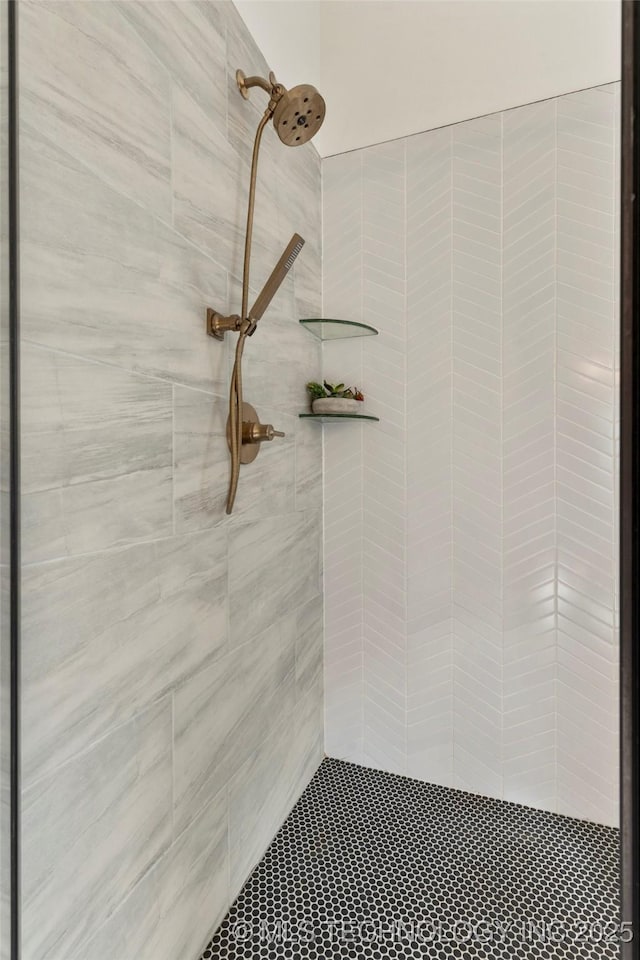 full bathroom featuring a tile shower