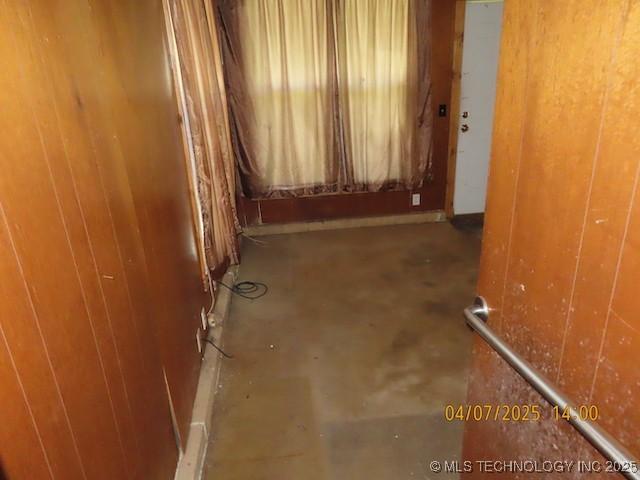 empty room featuring concrete flooring