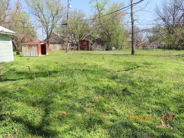 view of yard featuring an outdoor structure and a storage unit