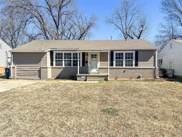 ranch-style house featuring a front lawn and brick siding