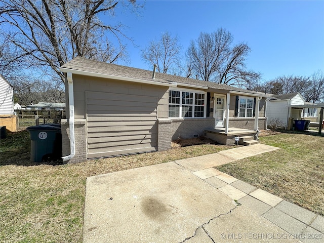 view of front of property with brick siding, a front lawn, and fence