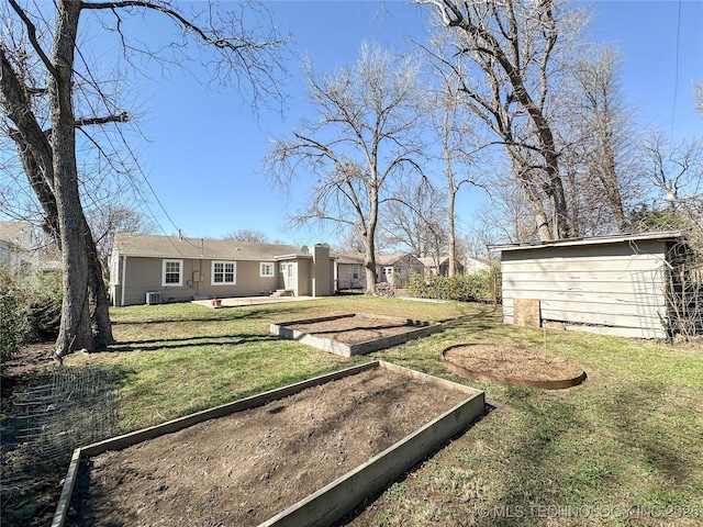 view of yard featuring a vegetable garden