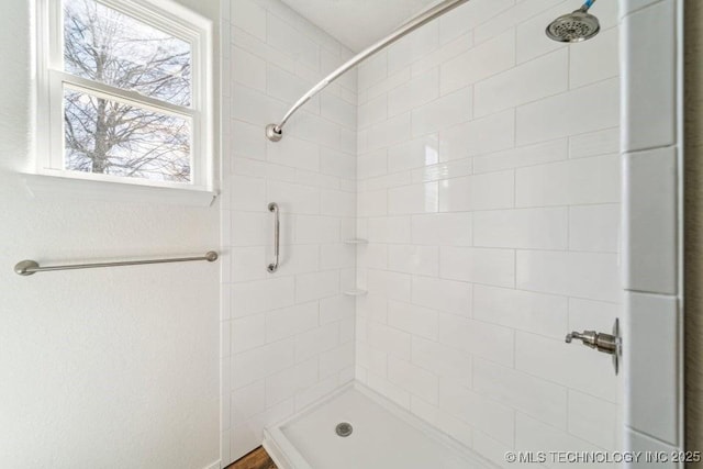 517 W Clyde Ave, Vinita, OK 74301 - full bathroom featuring tiled shower