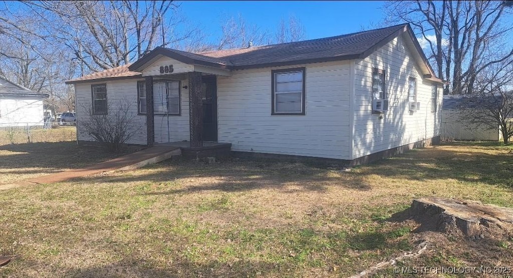 view of front facade with a front yard and fence