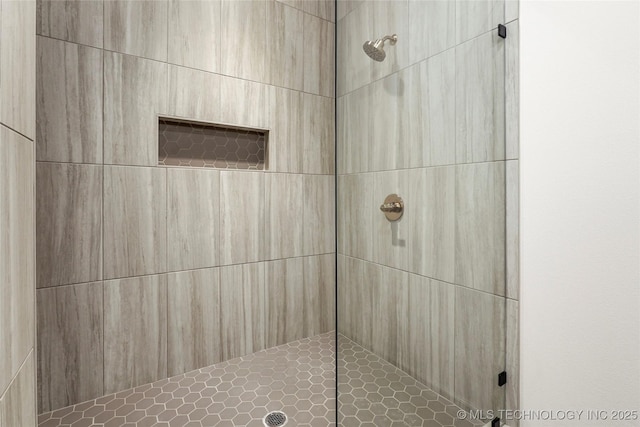 bathroom featuring a tile shower