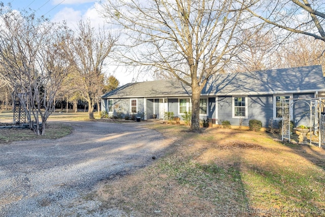 single story home with driveway