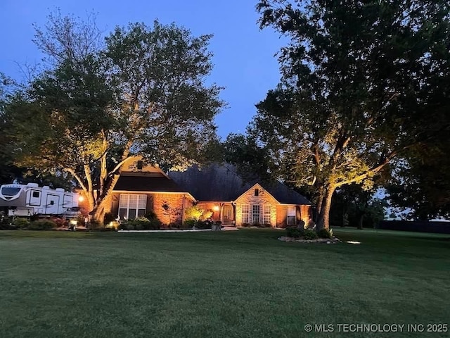 view of front of property featuring a front lawn