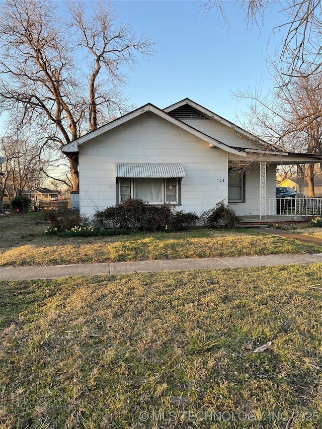 view of front of property with a front yard