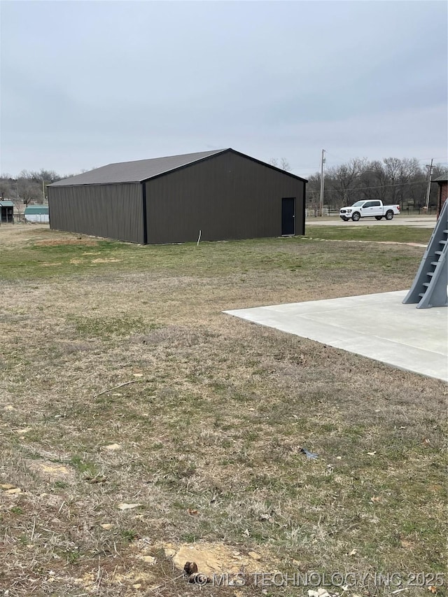 view of yard featuring a pole building and an outbuilding