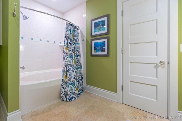 49721 E 95th Rd, Miami, OK 74354 - full bath featuring shower / tub combo and baseboards