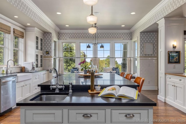49721 E 95th Rd, Miami, OK 74354 - kitchen featuring a sink, dishwasher, an island with sink, and ornamental molding