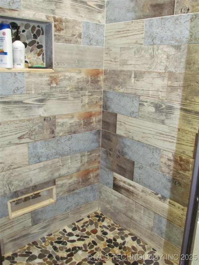 full bath featuring tiled shower