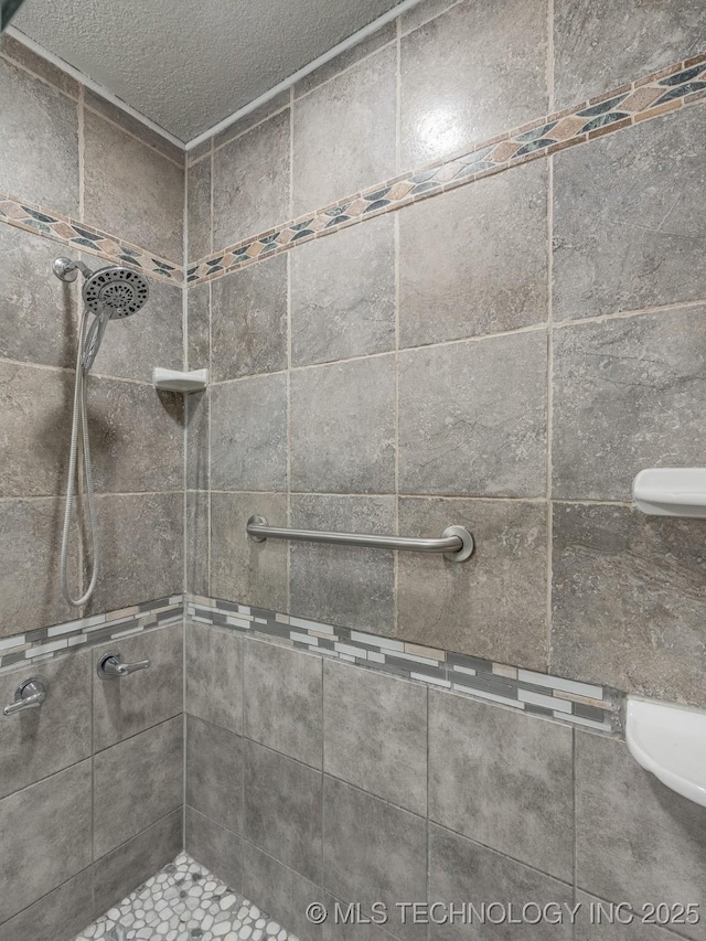 full bathroom featuring tiled shower