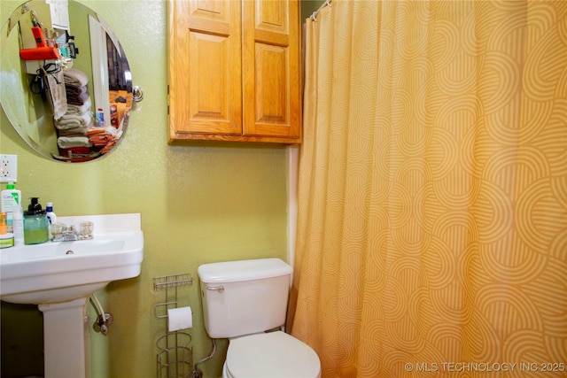 bathroom featuring a sink and toilet