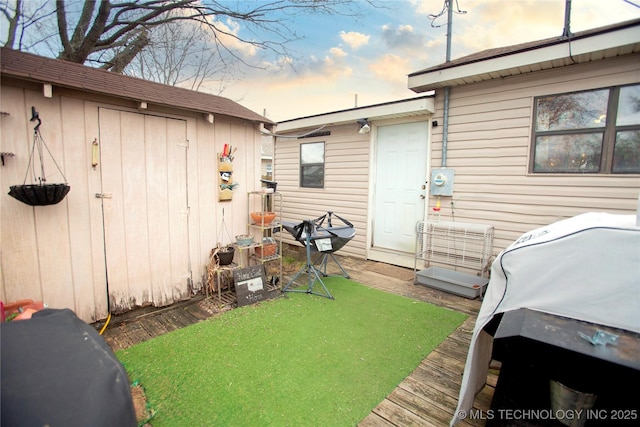 view of yard featuring an outdoor structure