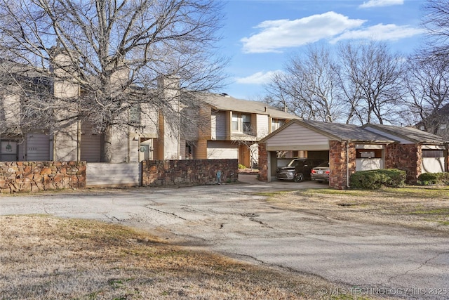 view of front of property featuring driveway