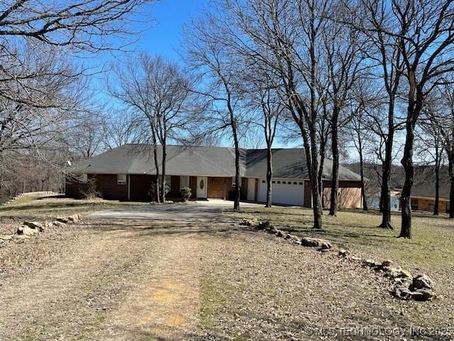 view of front of house with a garage and driveway