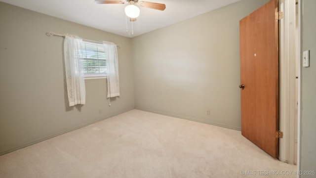 carpeted empty room featuring ceiling fan