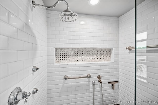 bathroom featuring a tile shower